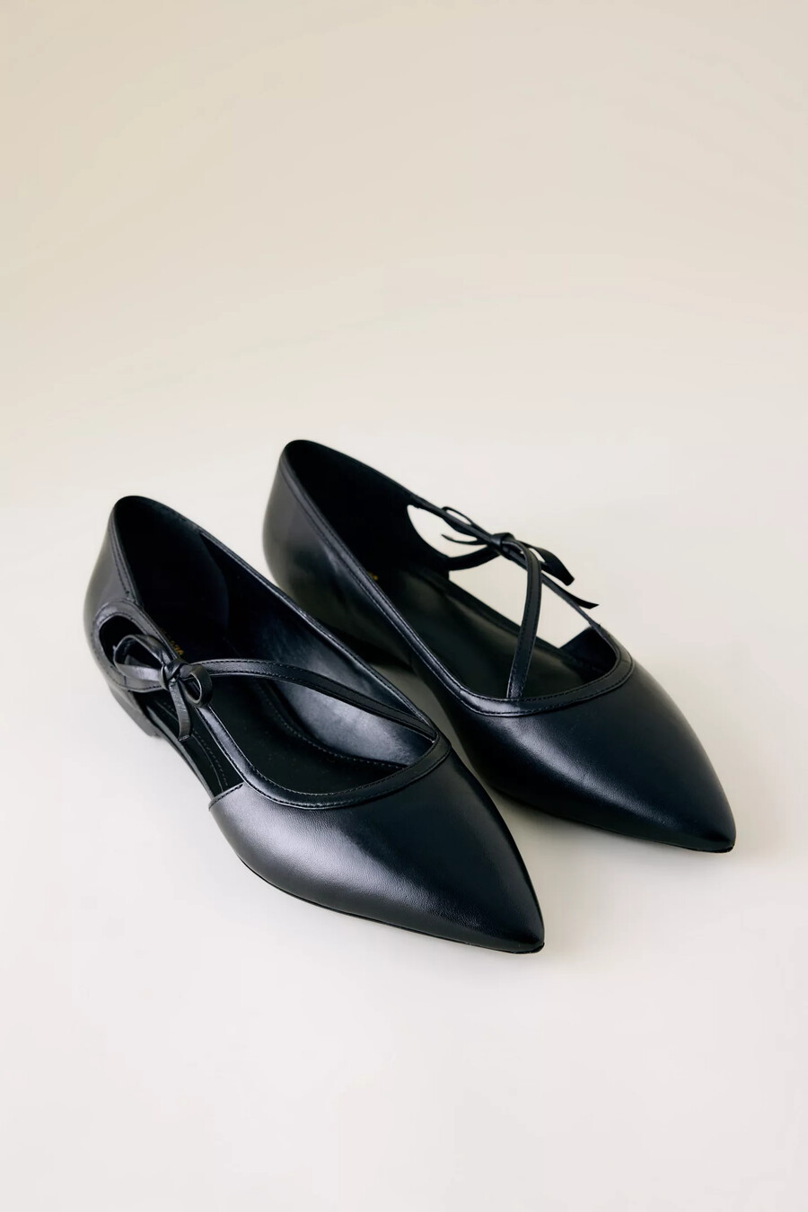 por anthropologie bow point mary janes