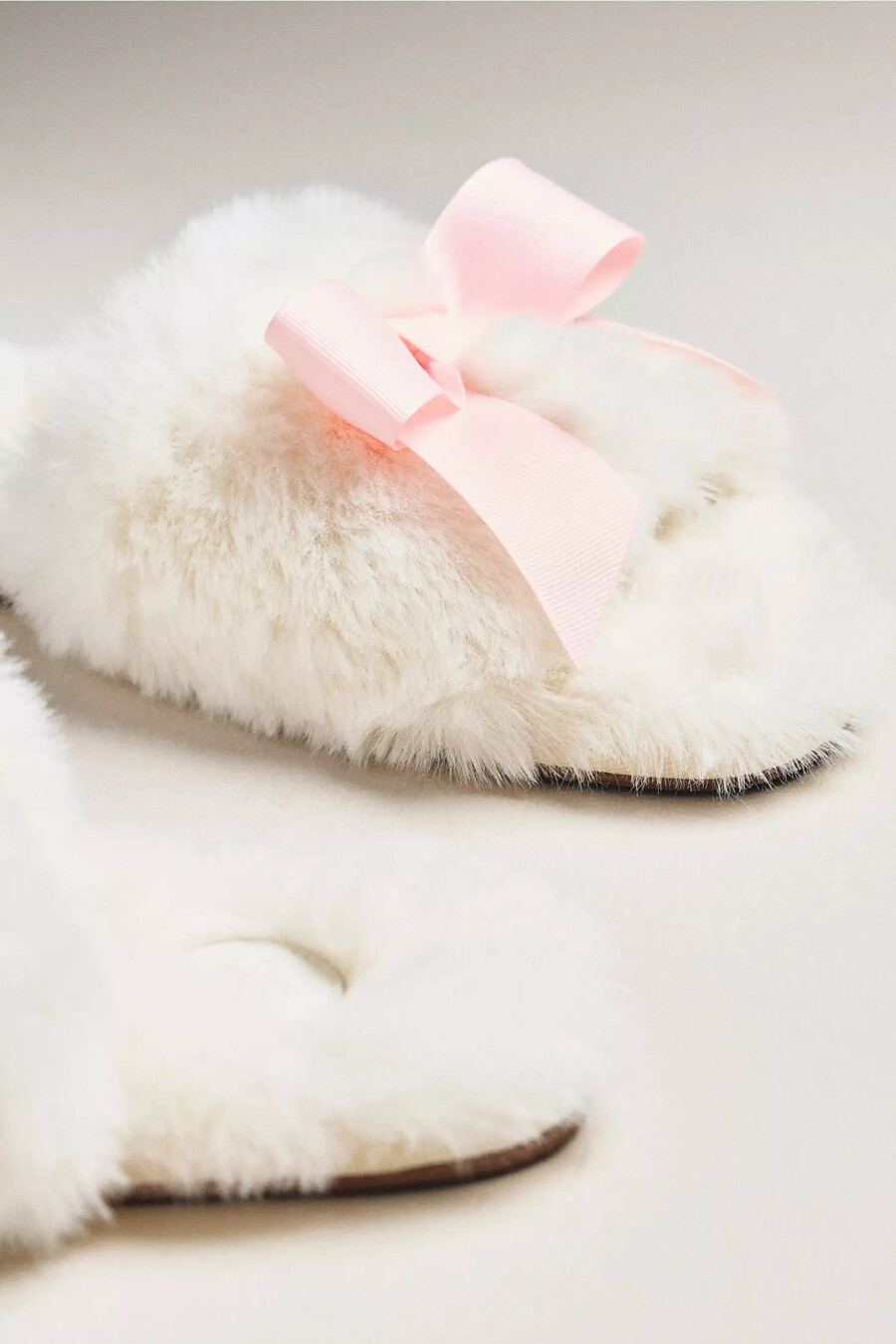 pantuflas con lazo y punta abierta de piel sintética maeve