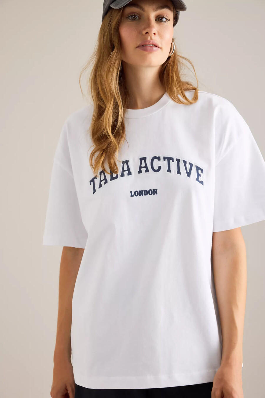 camiseta gráfica con aplicación tala active