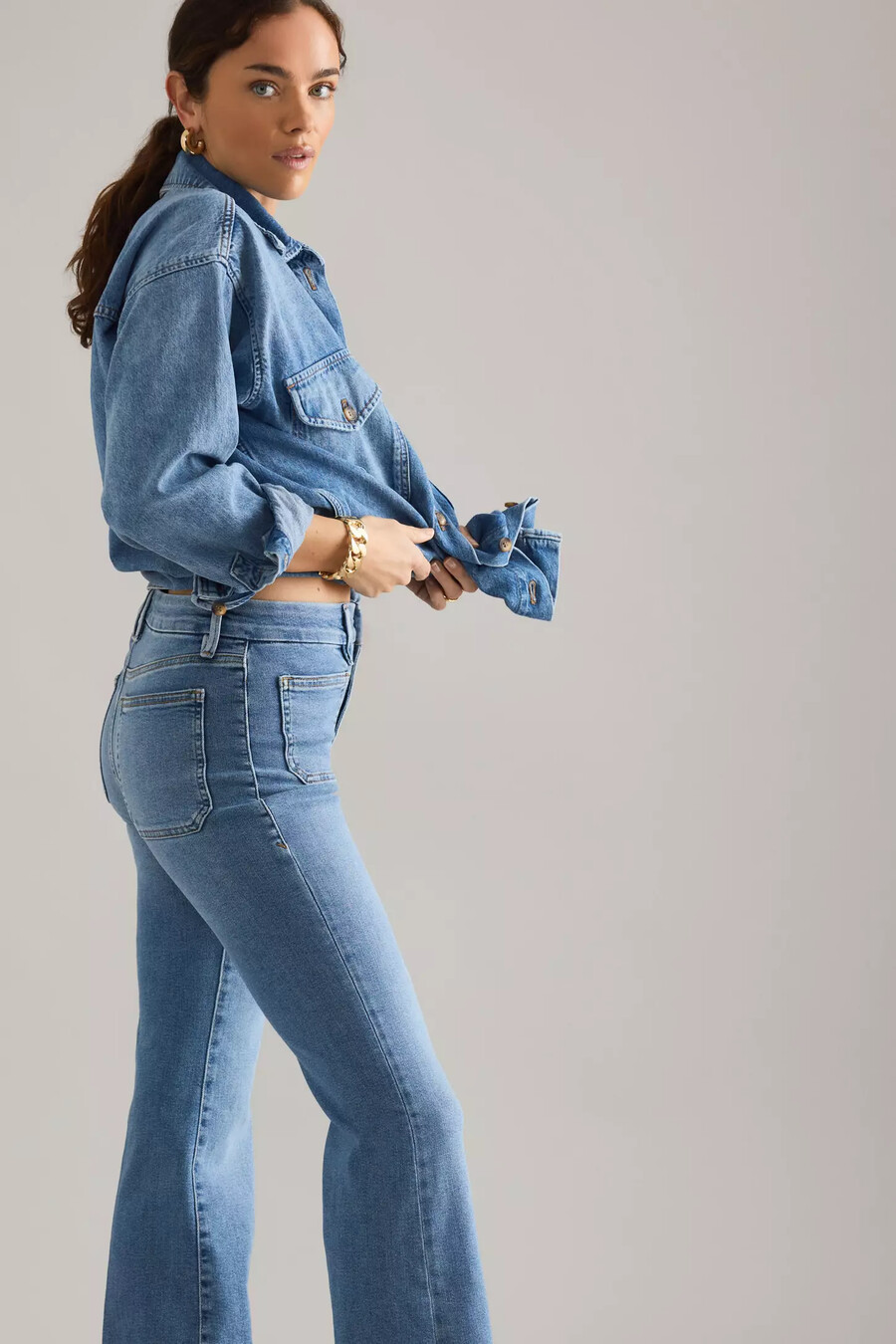 vaqueros acampanados con bolsillos de parche good american good legs