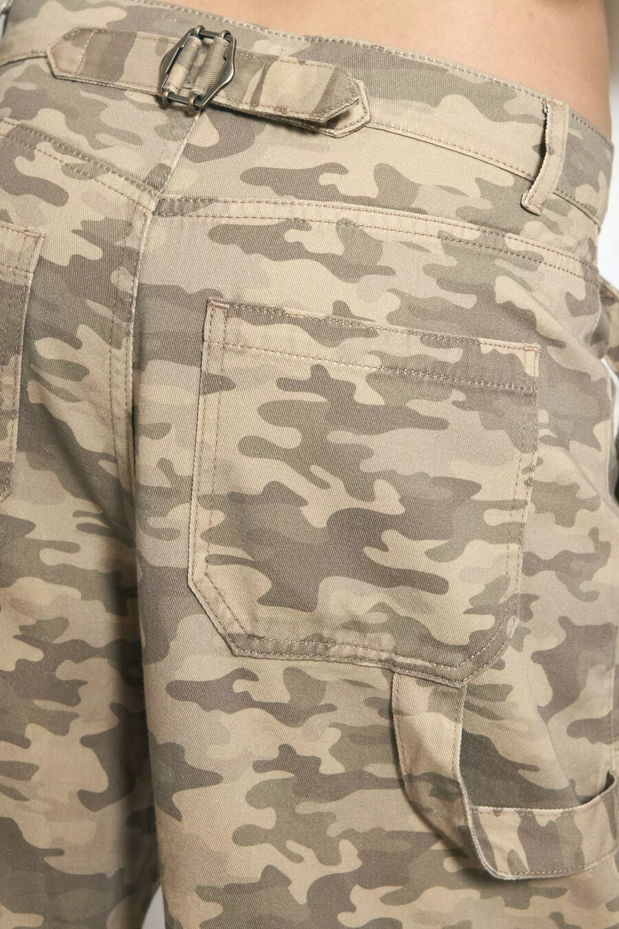pantalones cargo tipo barril de anthropologie