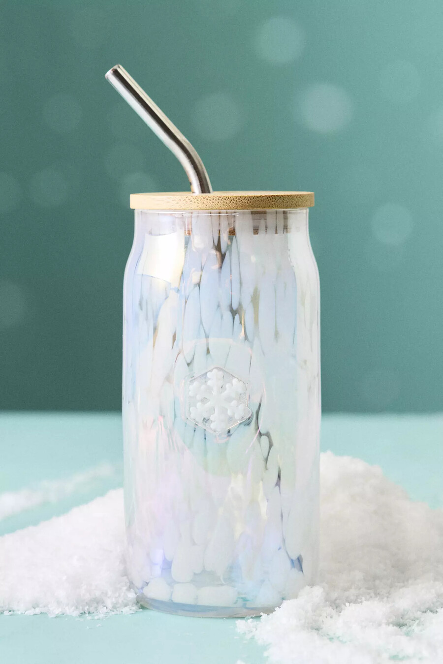 vaso de jugo con tapa y diseño de confeti festivo