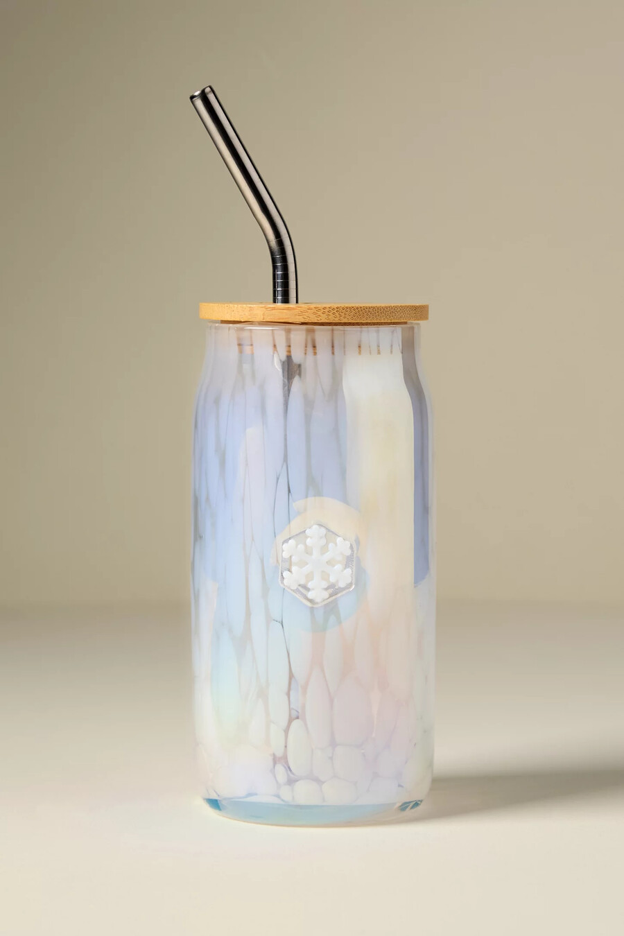 vaso de jugo con tapa y diseño de confeti festivo