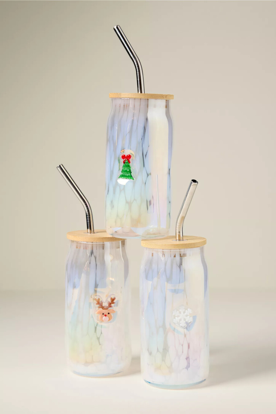 vaso de jugo con tapa y diseño de confeti festivo