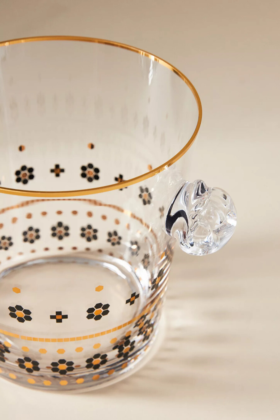 cubo de hielo de vidrio con azulejos de bistró