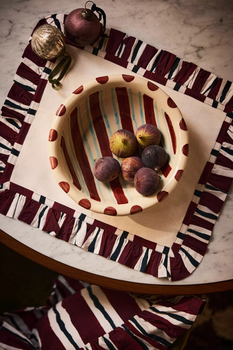 cuenco para servir con manchas de rayas pintadas a mano de damson madder