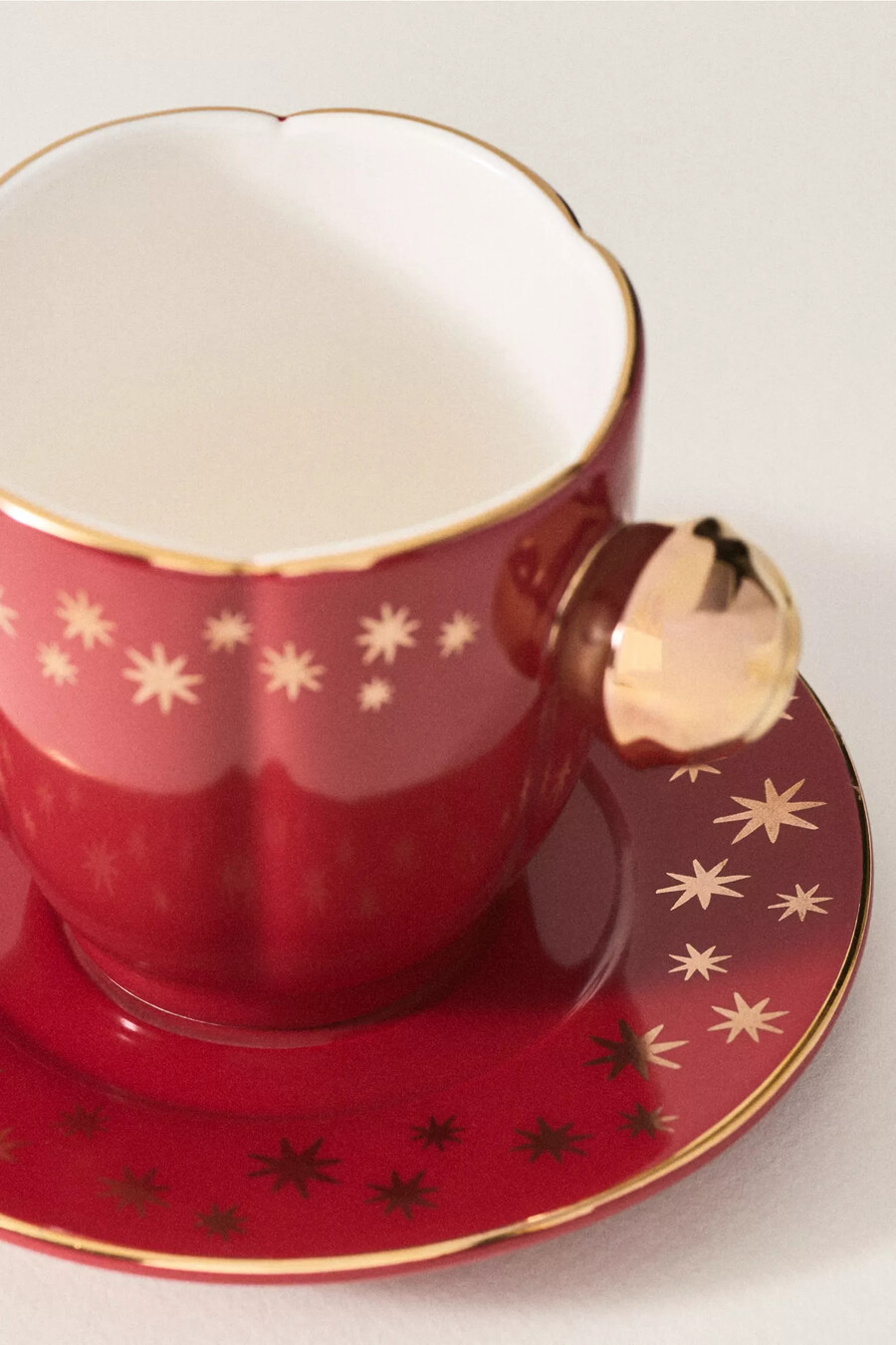 taza de café expreso y platillo del ballet de la ciudad de nueva york