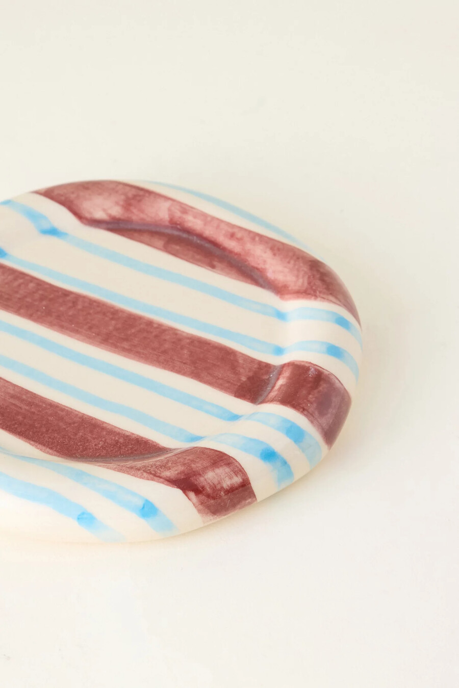 plato rechoncho pintado a mano de damson madder