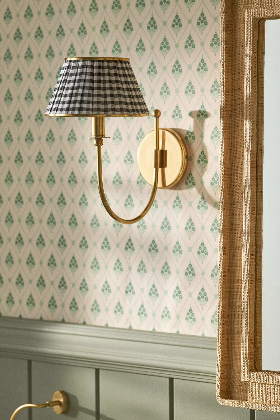 lámpara de pared de latón con pantalla lee