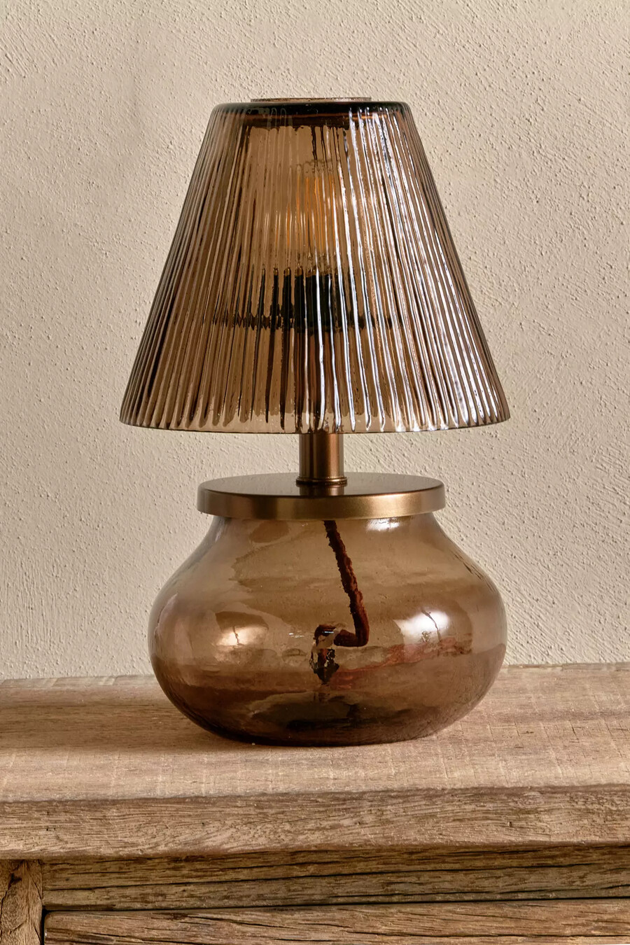 lámpara de mesa de vidrio reciclado nkuku dimalai