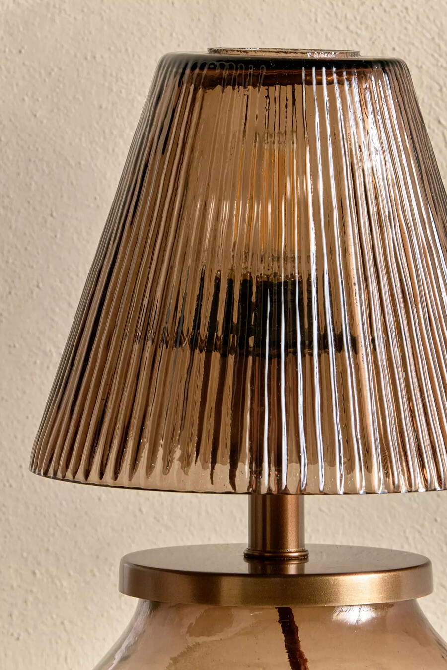 lámpara de mesa de vidrio reciclado nkuku dimalai