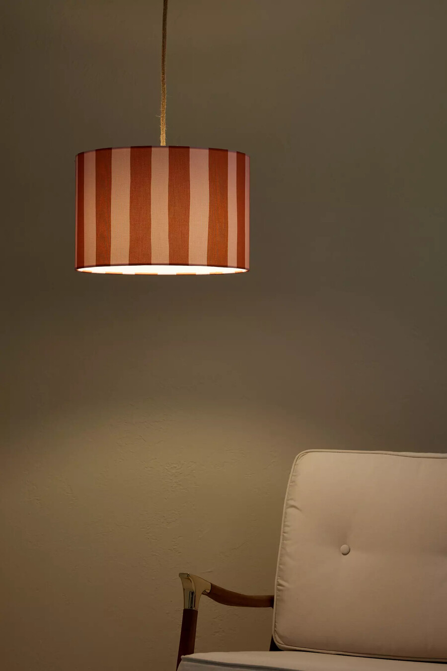 pantalla de lámpara con estampado de rayas de houseof