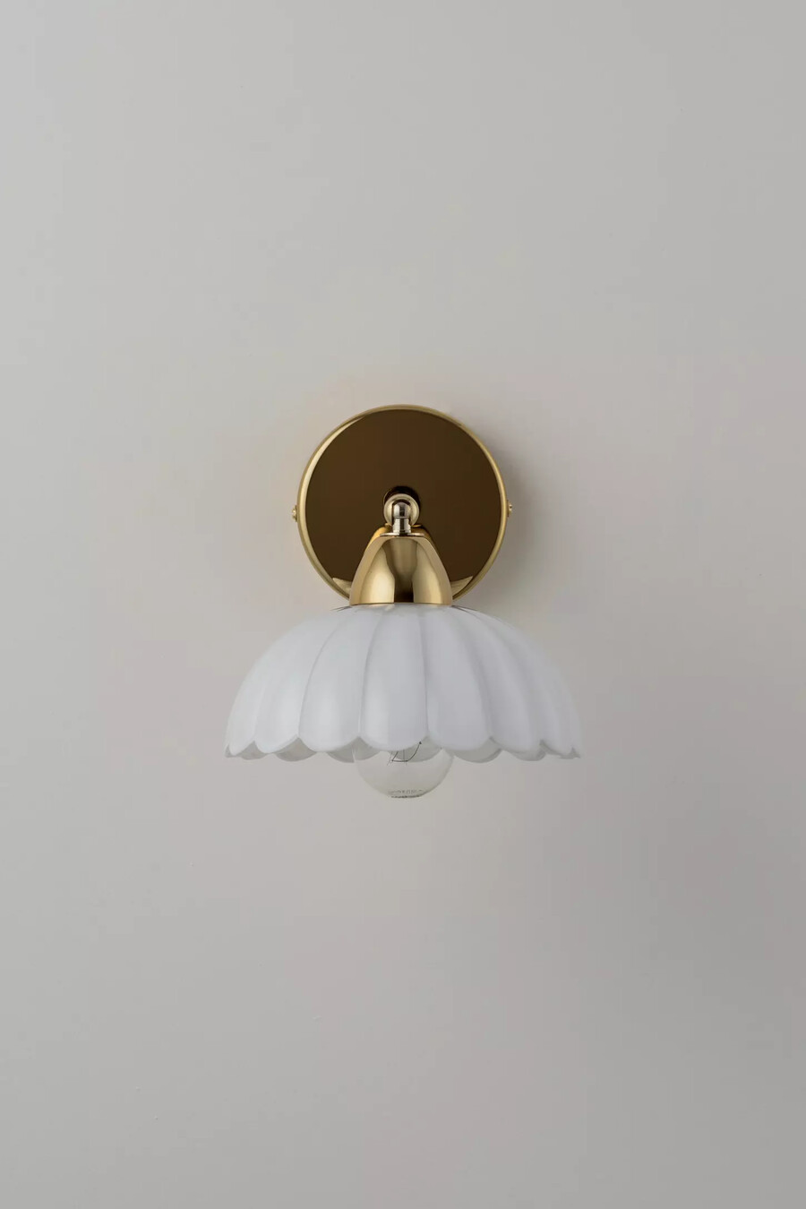 lámpara de pared con diseño de flores blancas de houseof