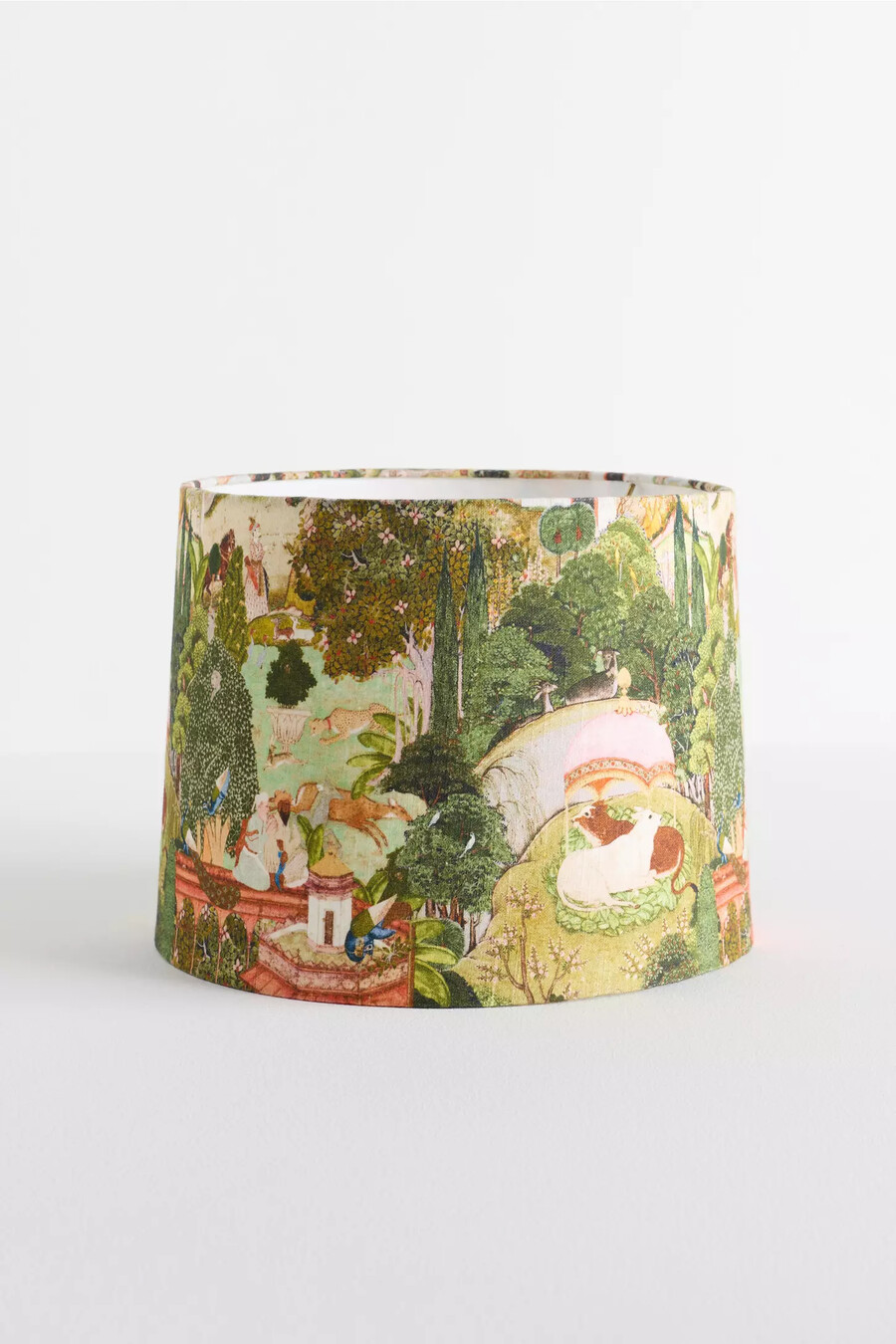 pantalla de lámpara con estampado de tela de los jardines de jaipur de mindthegap