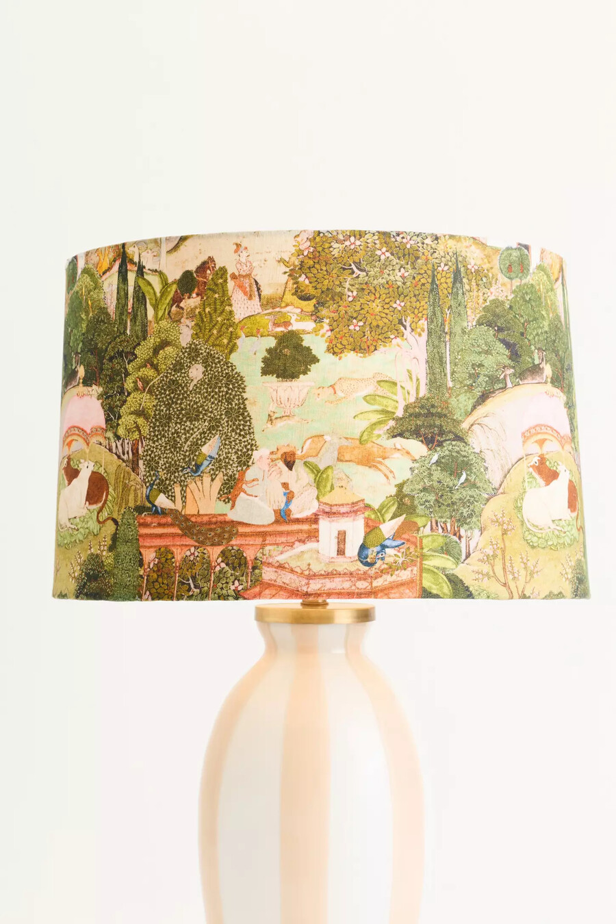 pantalla de lámpara con estampado de tela de los jardines de jaipur de mindthegap