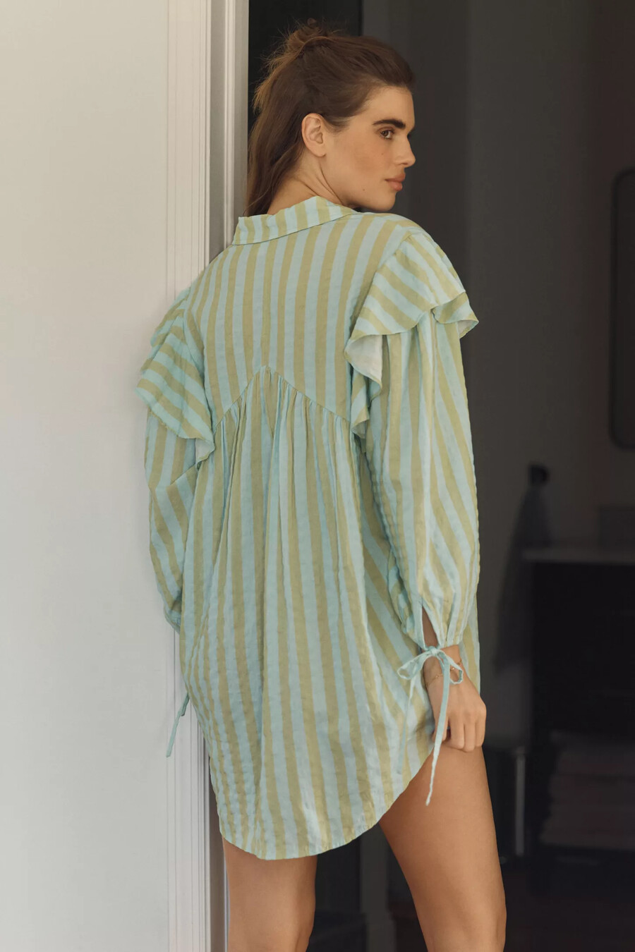 vestido mini de manga larga con botones de lyrebird x nay bellamy