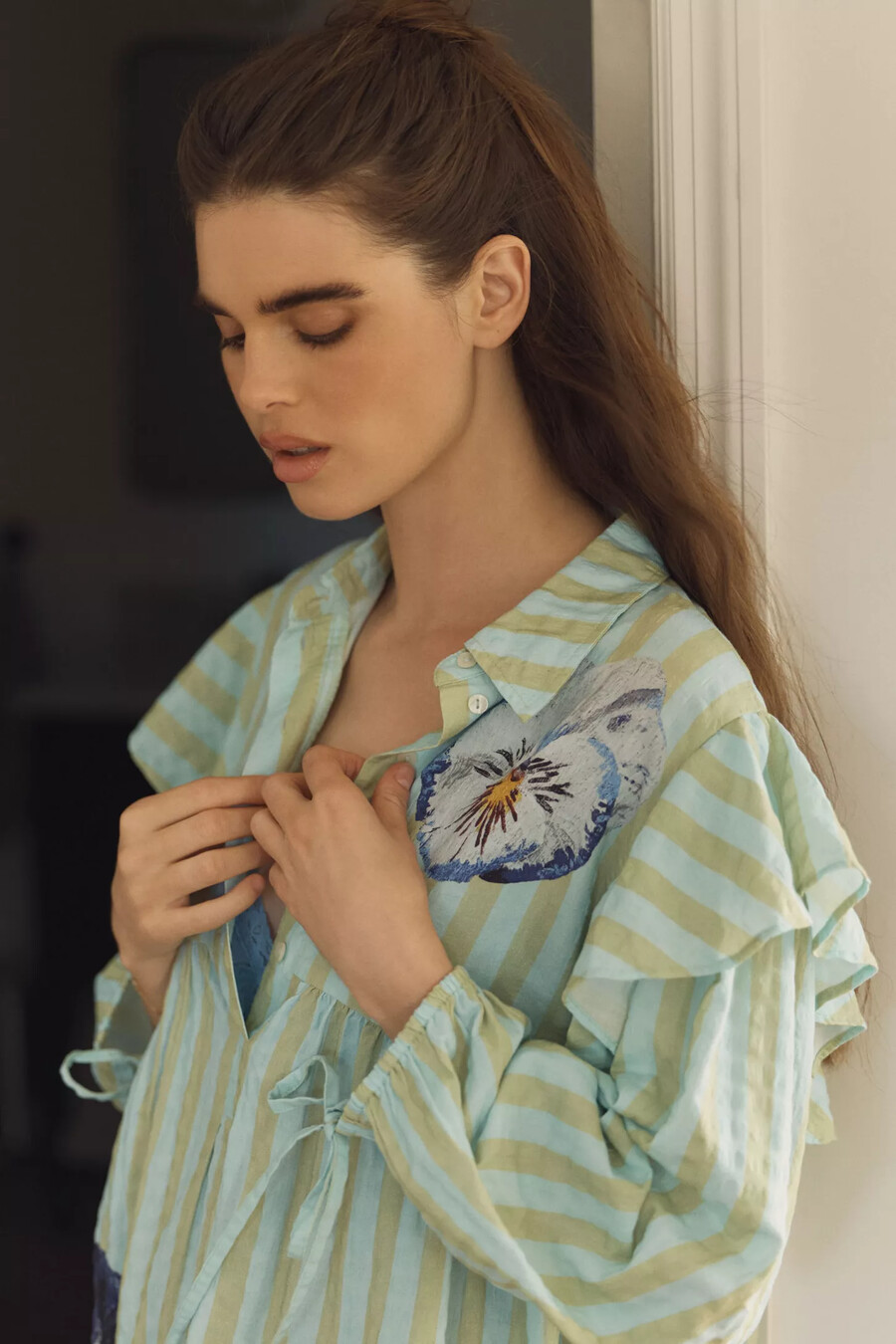 vestido mini de manga larga con botones de lyrebird x nay bellamy