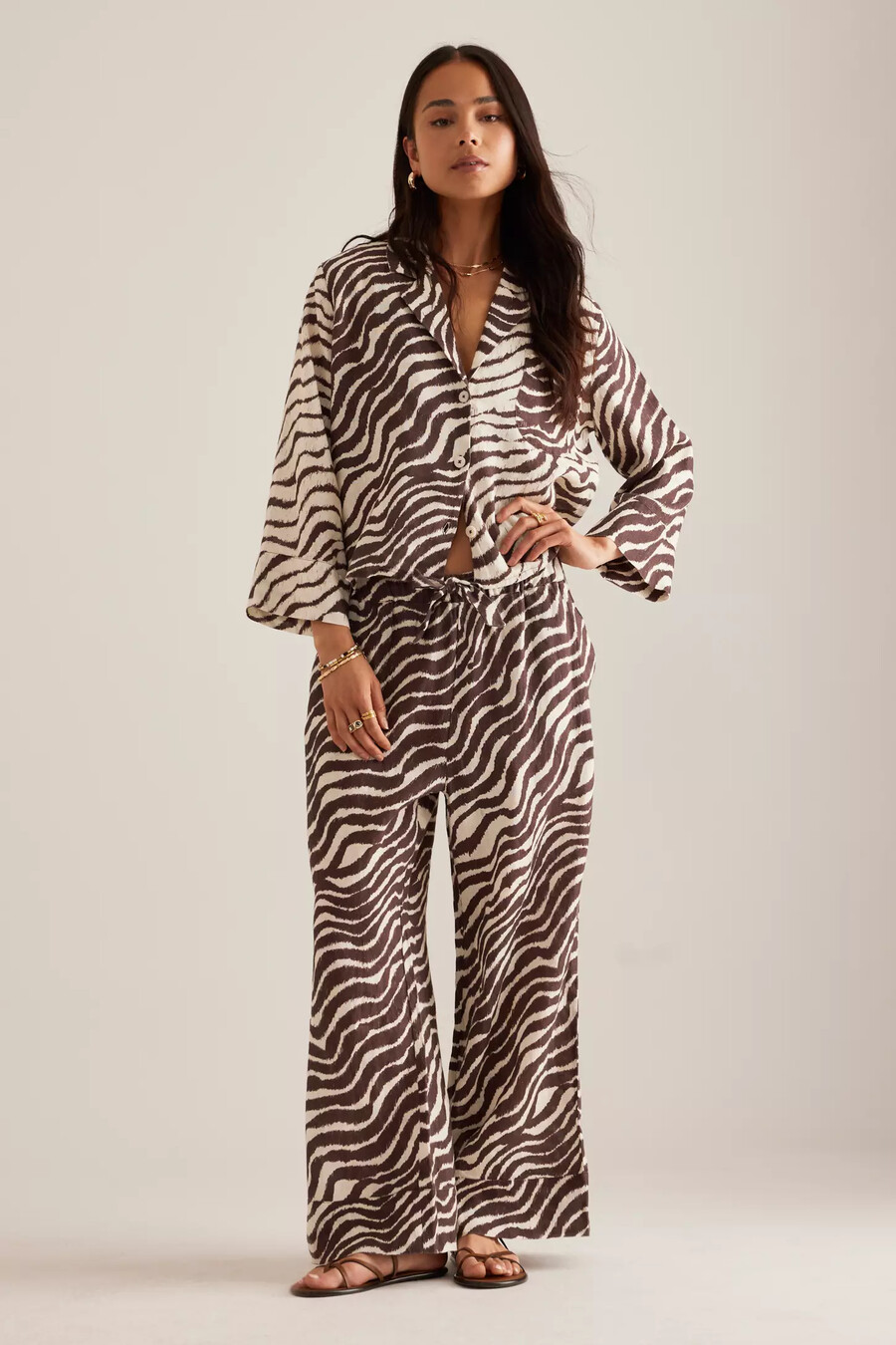 conjunto de pijama de desmond dempsey con camisa cuadrada y pantalones anchos
