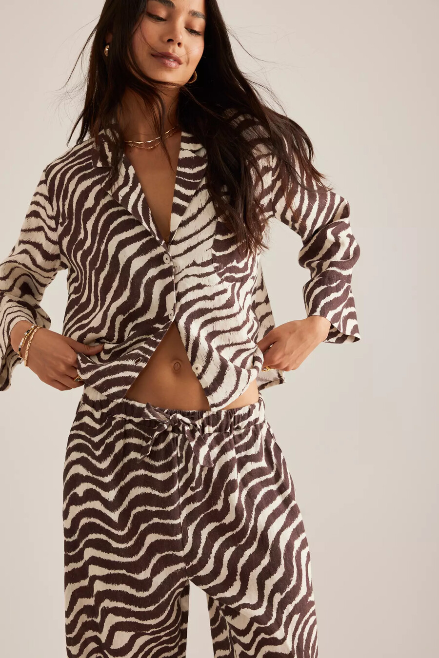 conjunto de pijama de desmond dempsey con camisa cuadrada y pantalones anchos