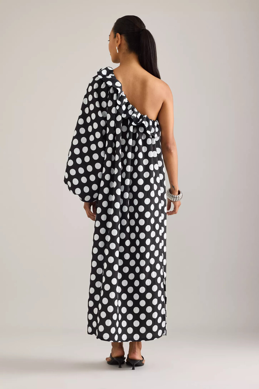 vestido midi de lunares con un solo hombro sleeper gaia