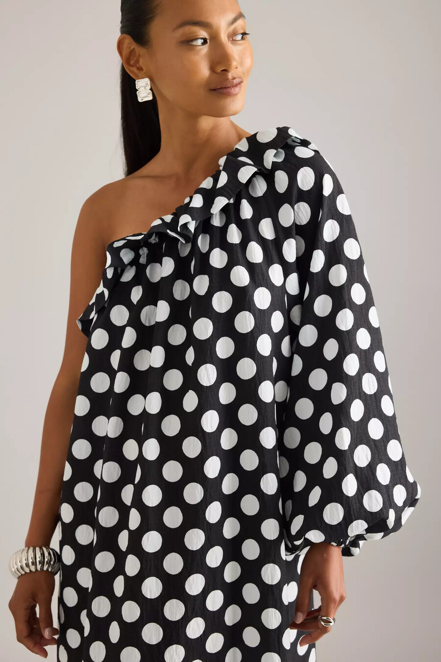 vestido midi de lunares con un solo hombro sleeper gaia