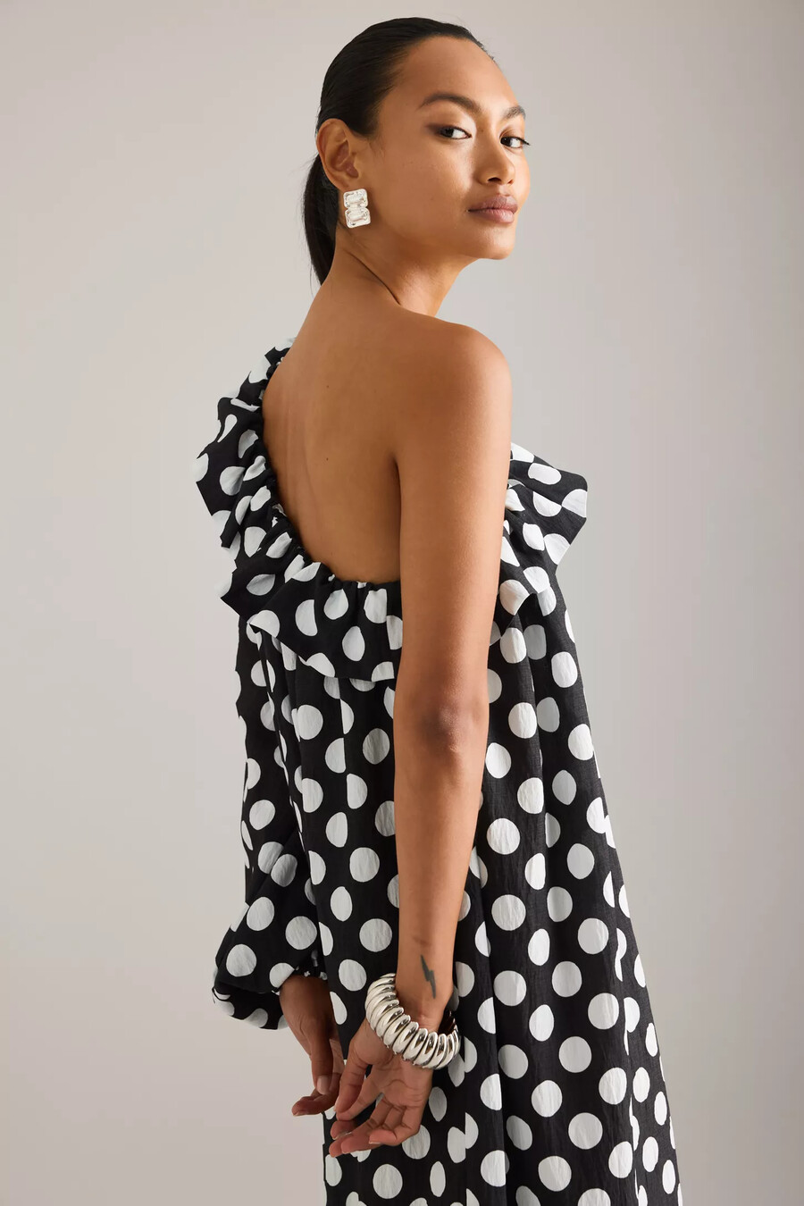 vestido midi de lunares con un solo hombro sleeper gaia