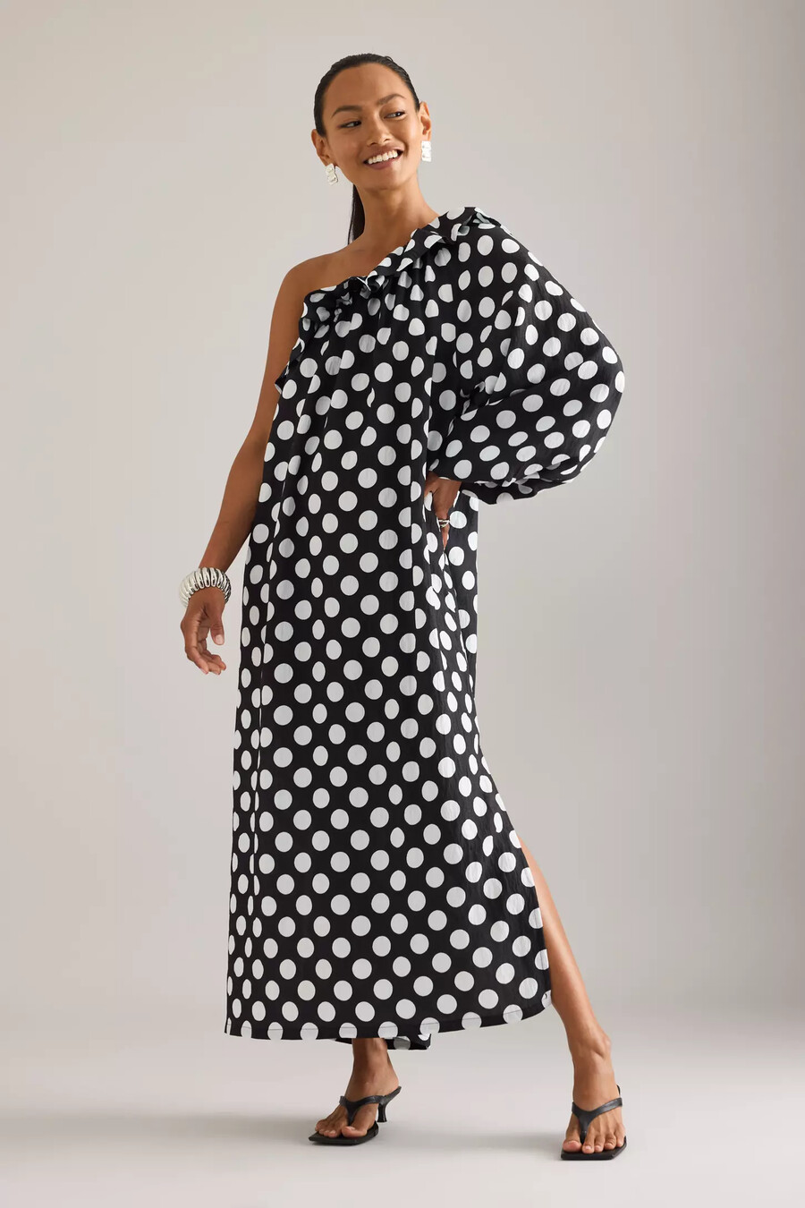 vestido midi de lunares con un solo hombro sleeper gaia
