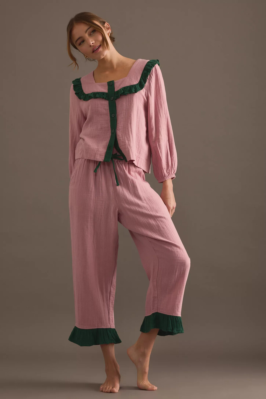 conjunto de pijama con volantes rosas de tbco