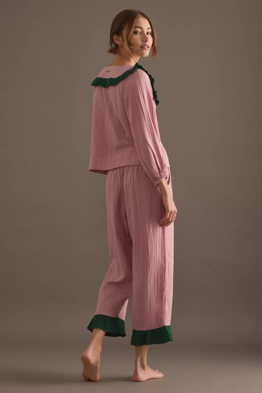 conjunto de pijama con volantes rosas de tbco