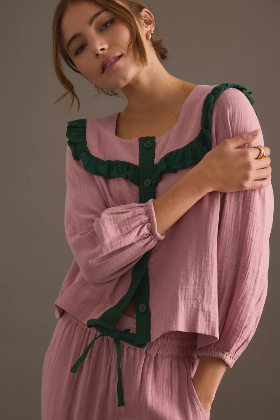 conjunto de pijama con volantes rosas de tbco