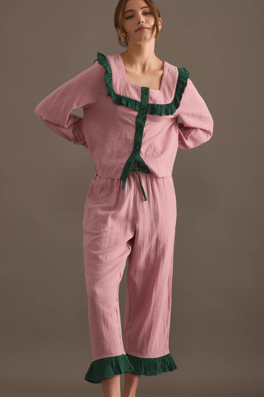 conjunto de pijama con volantes rosas de tbco