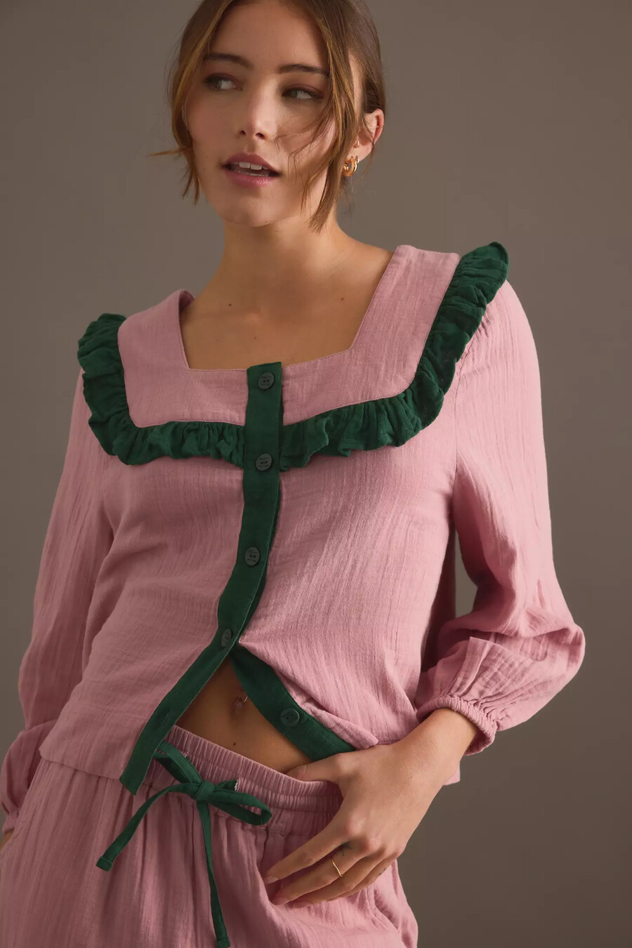 conjunto de pijama con volantes rosas de tbco