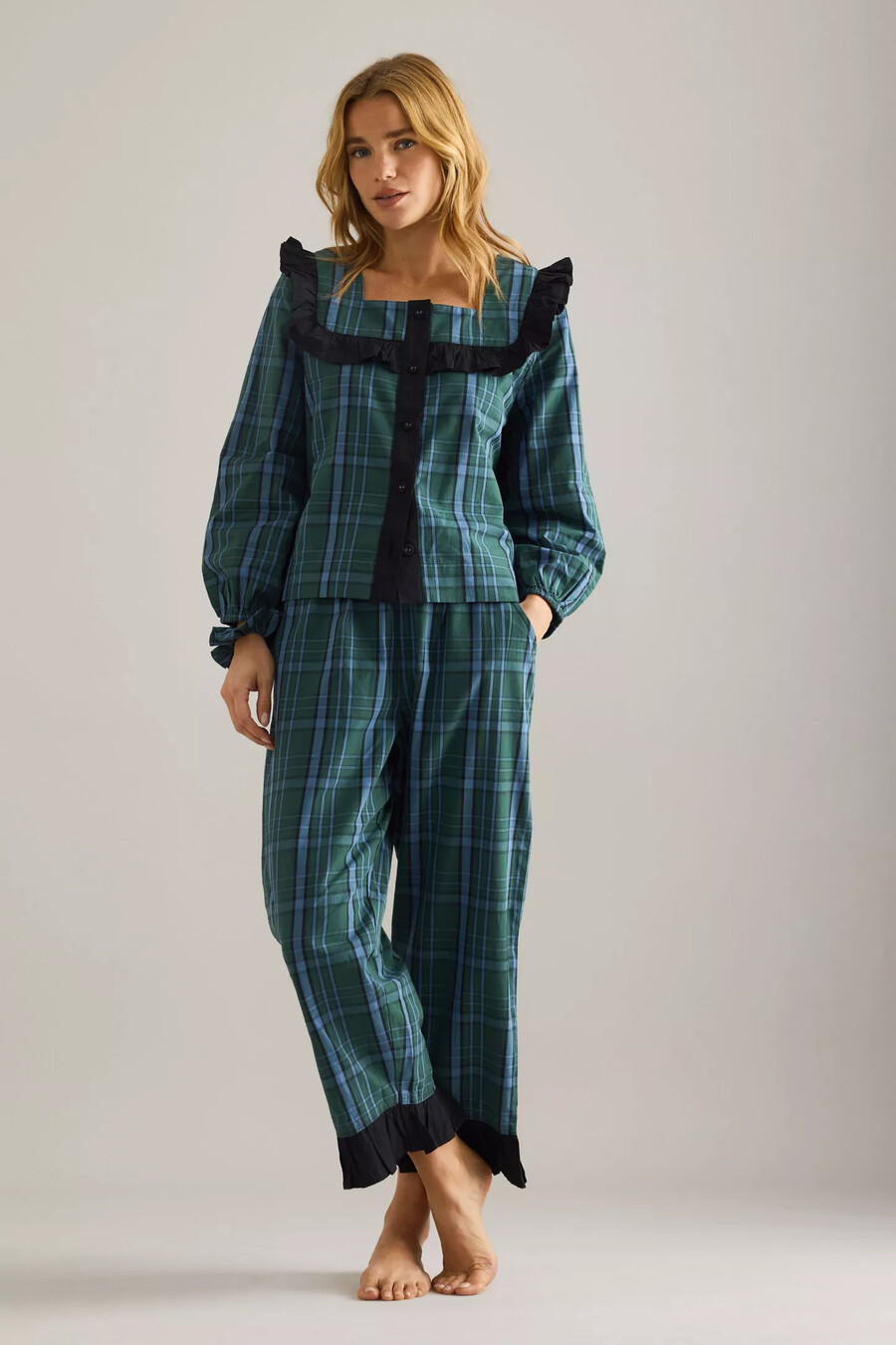 conjunto de pijama largo con volantes de tartán de tbco