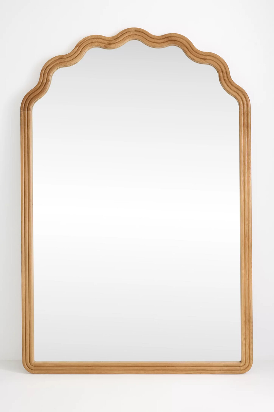 espejo de piso grande de madera festoneada clara
