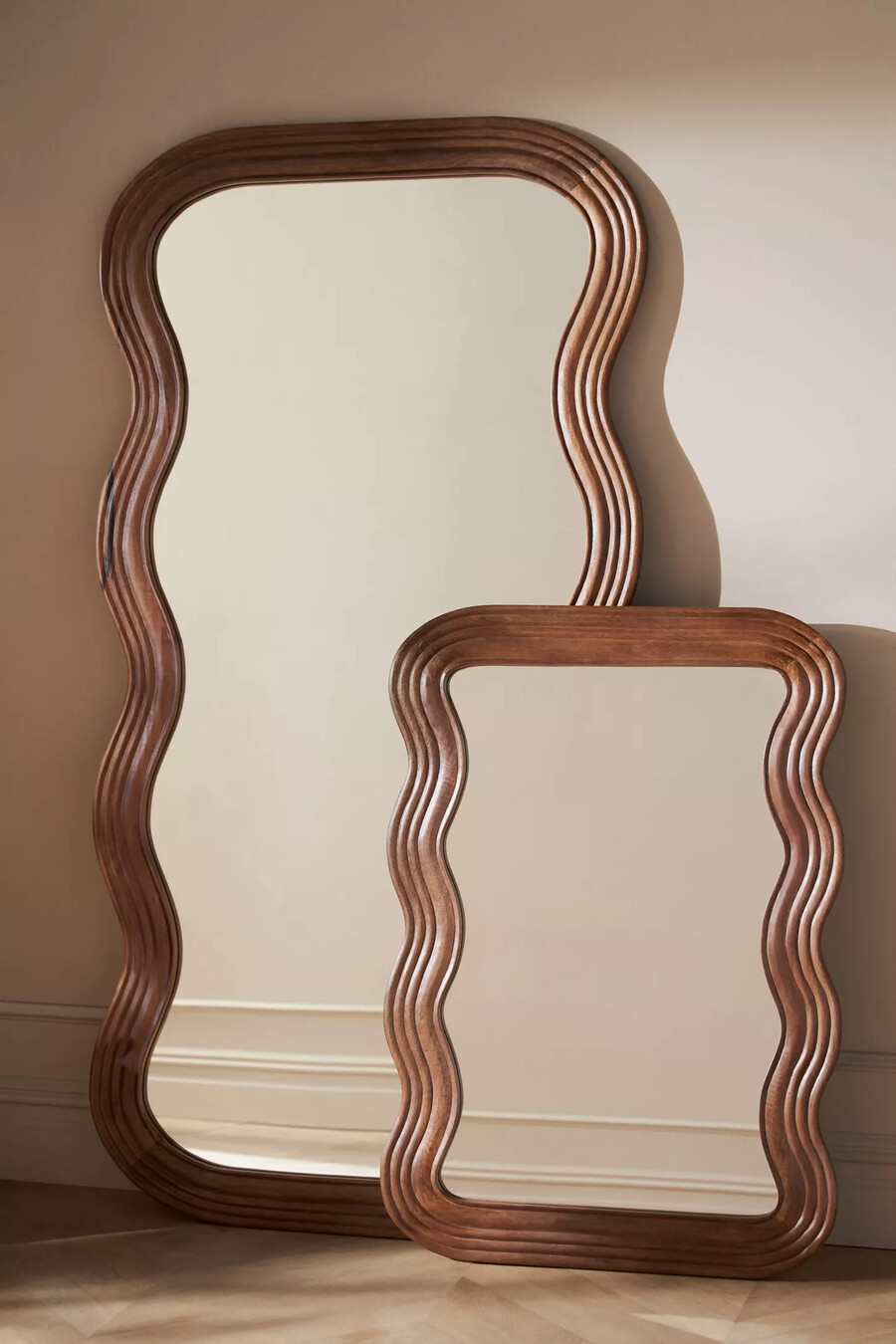 espejo de pared con marco ondulado de madera de mango frances