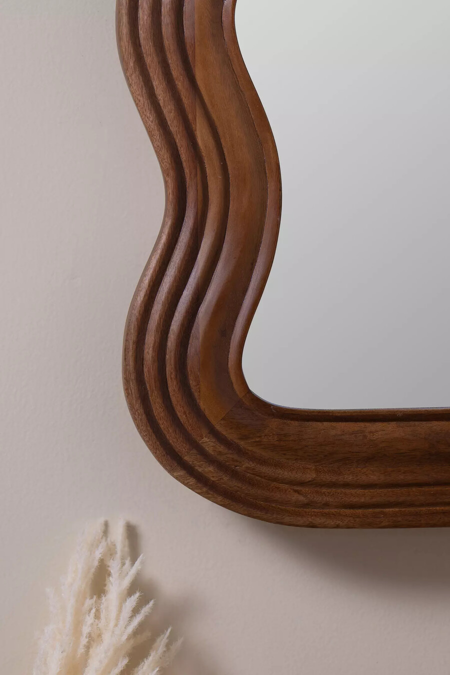 espejo de pared con marco ondulado de madera de mango frances
