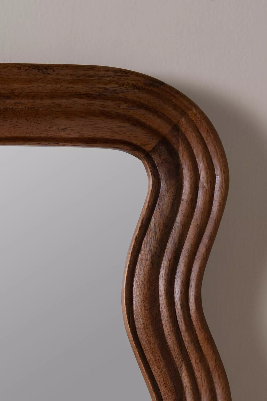 espejo de pared con marco ondulado de madera de mango frances