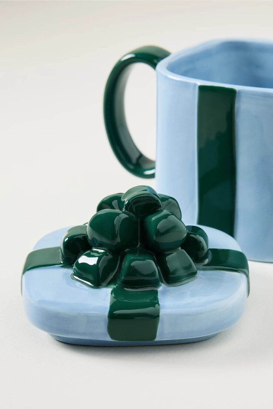 taza de cerámica con tapa present