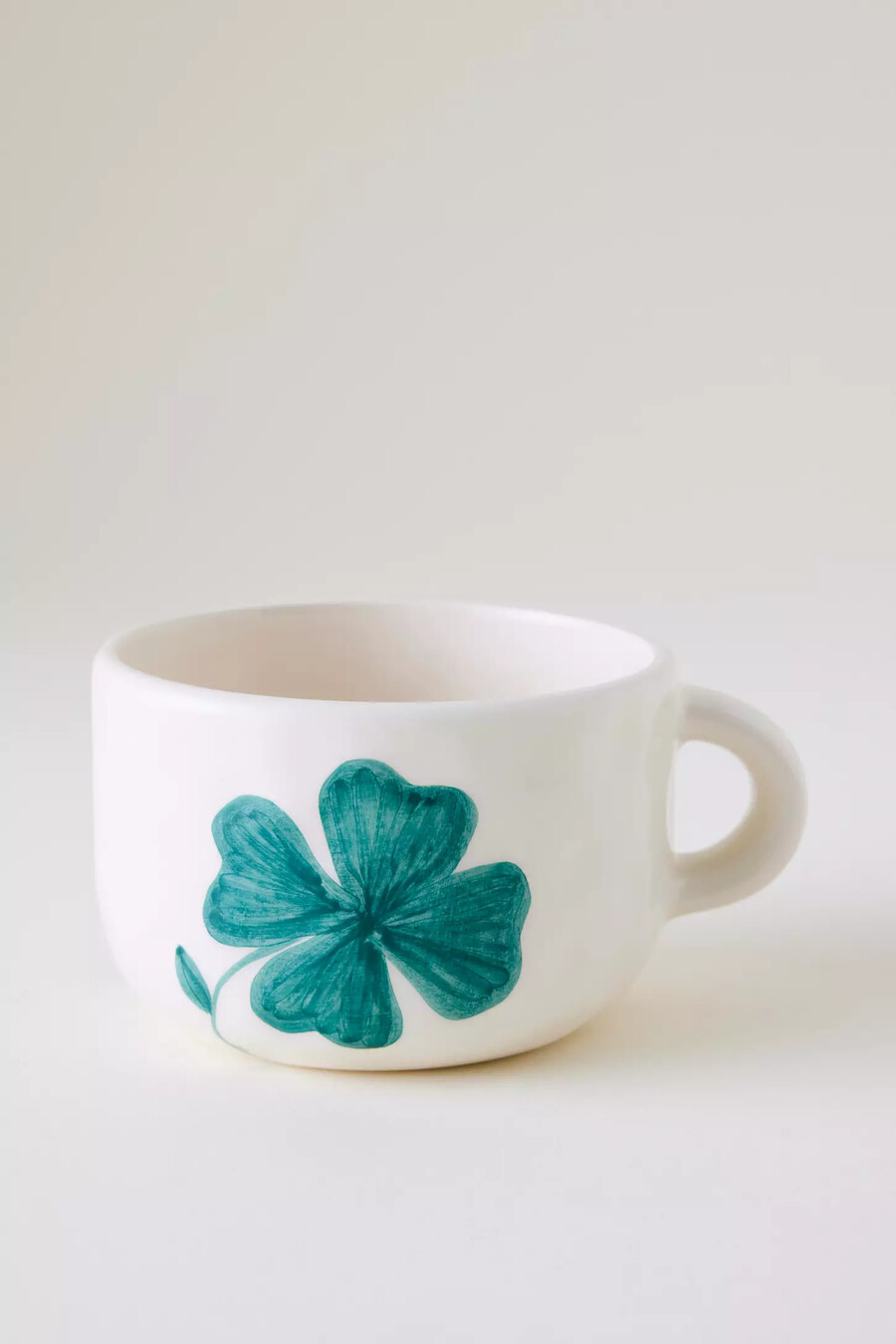 taza de capuchino con trébol de anna y nina