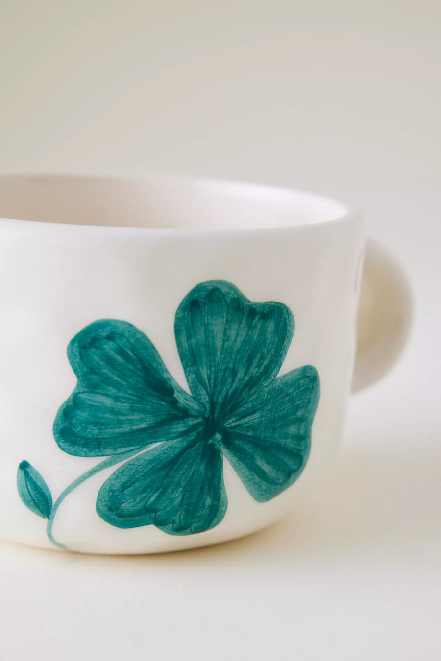 taza de capuchino con trébol de anna y nina