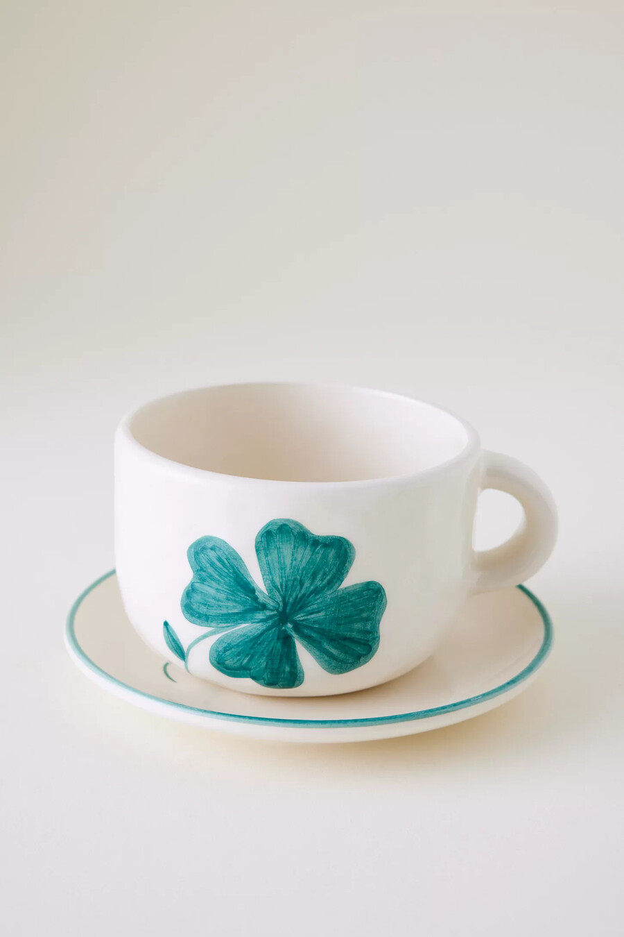 taza de capuchino con trébol de anna y nina