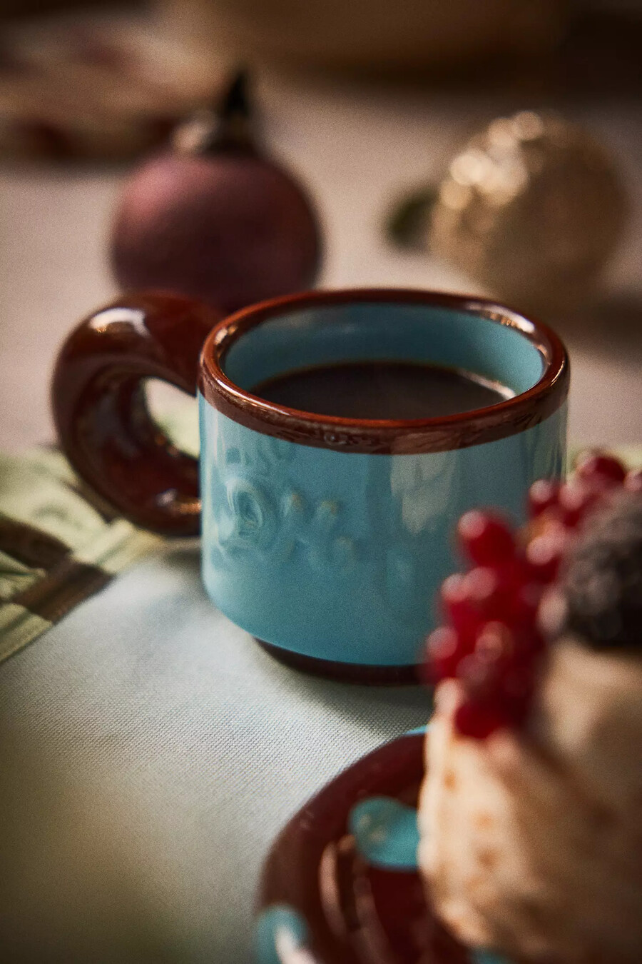 taza de café rechoncha pintada a mano de damson madder