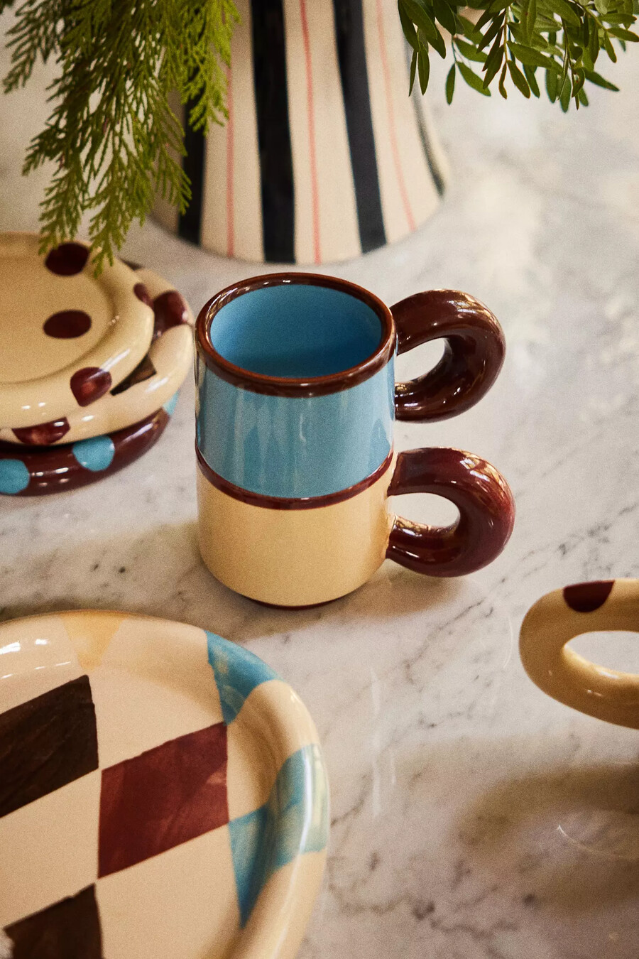 taza de café rechoncha pintada a mano de damson madder