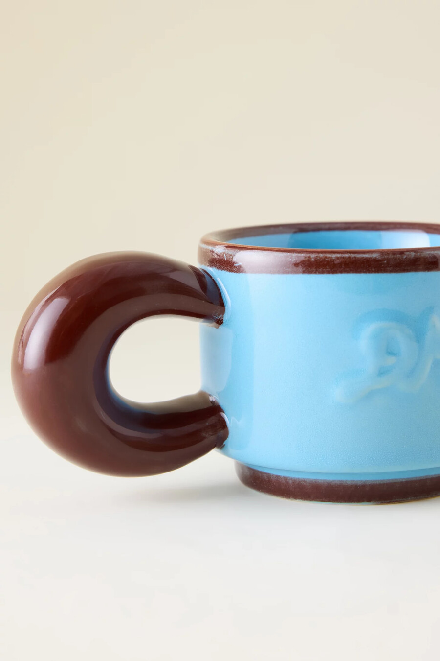 taza de café rechoncha pintada a mano de damson madder