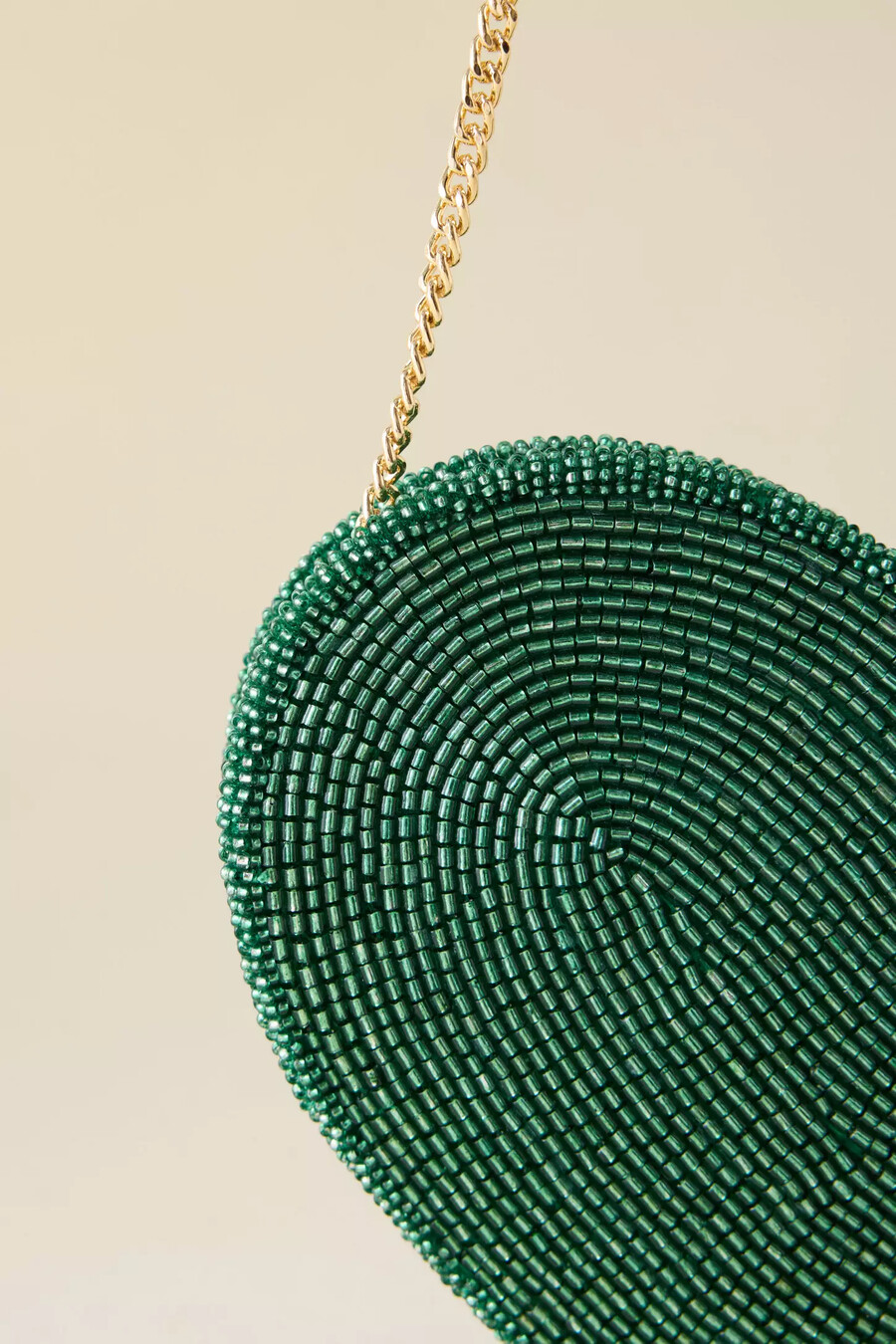 bolso bandolera con corazón de cuentas