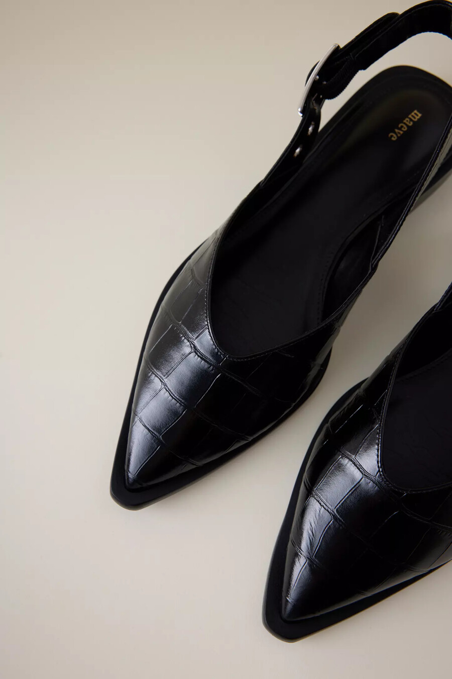 zapatos planos con tira trasera y punta puntiaguda de maeve moto