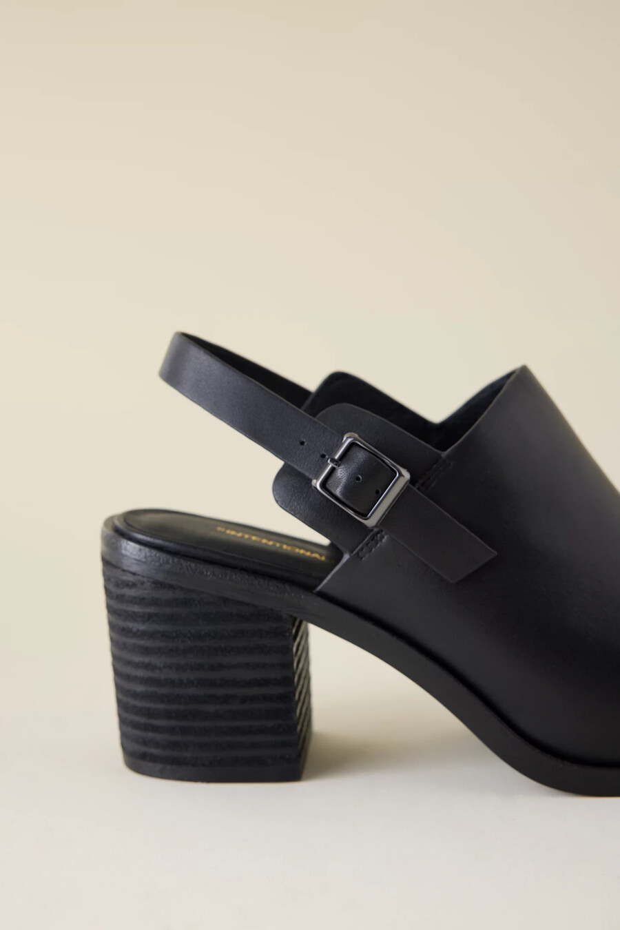 tacones de mula honcho intencionalmente en blanco