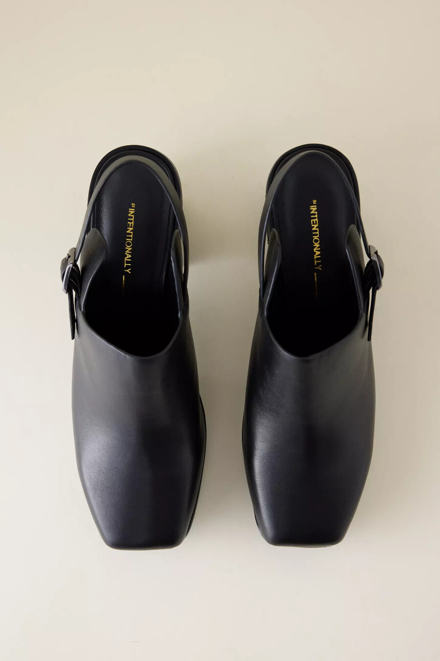 tacones de mula honcho intencionalmente en blanco