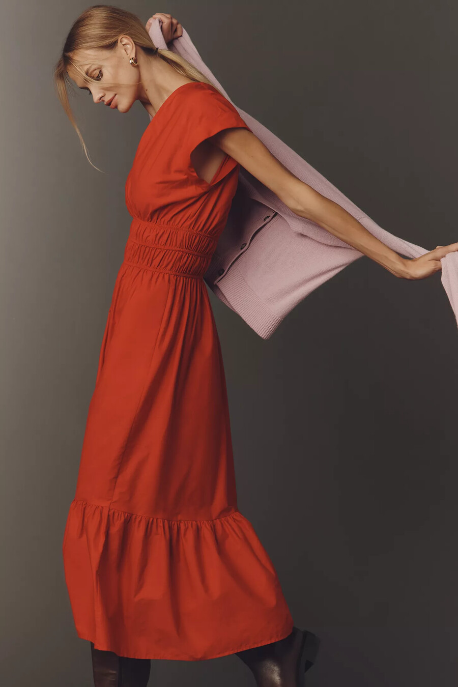 vestido midi fruncido con cuello en v y mangas cortas de maeve