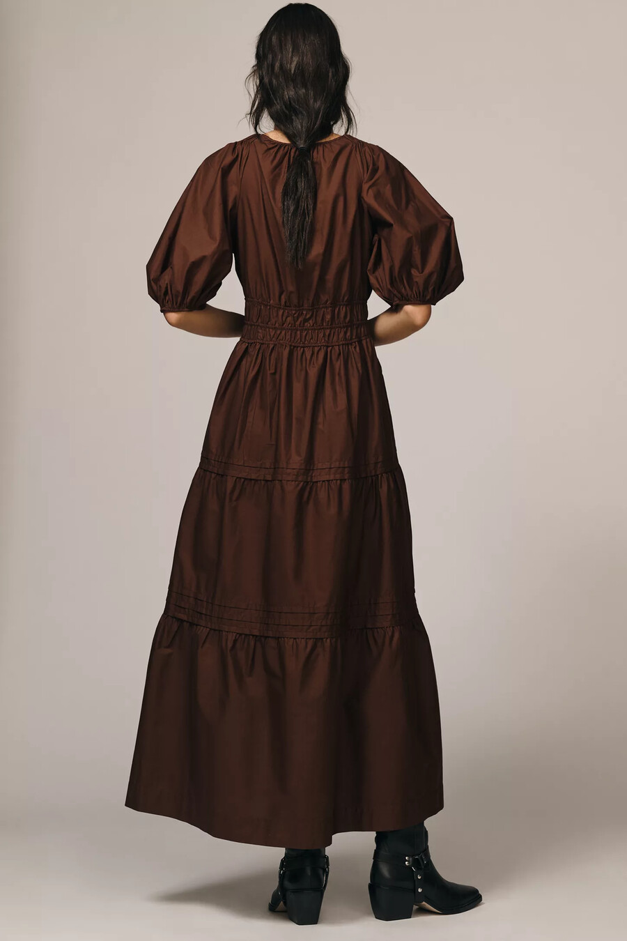 vestido midi escalonado con media manga y escote en v fruncido de maeve